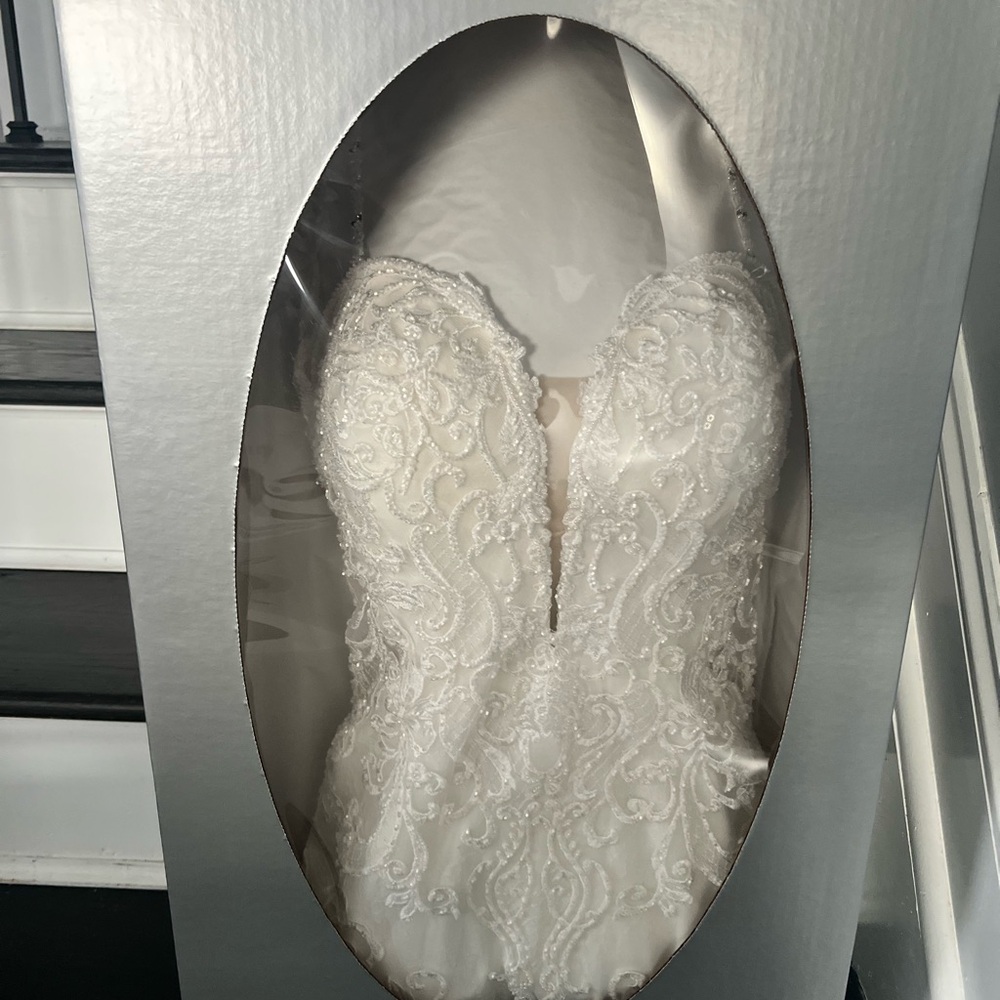 Elegant Cream Lace Wedding Dress